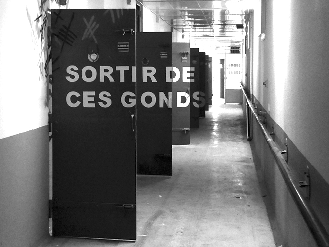 Sortir de ces gonds