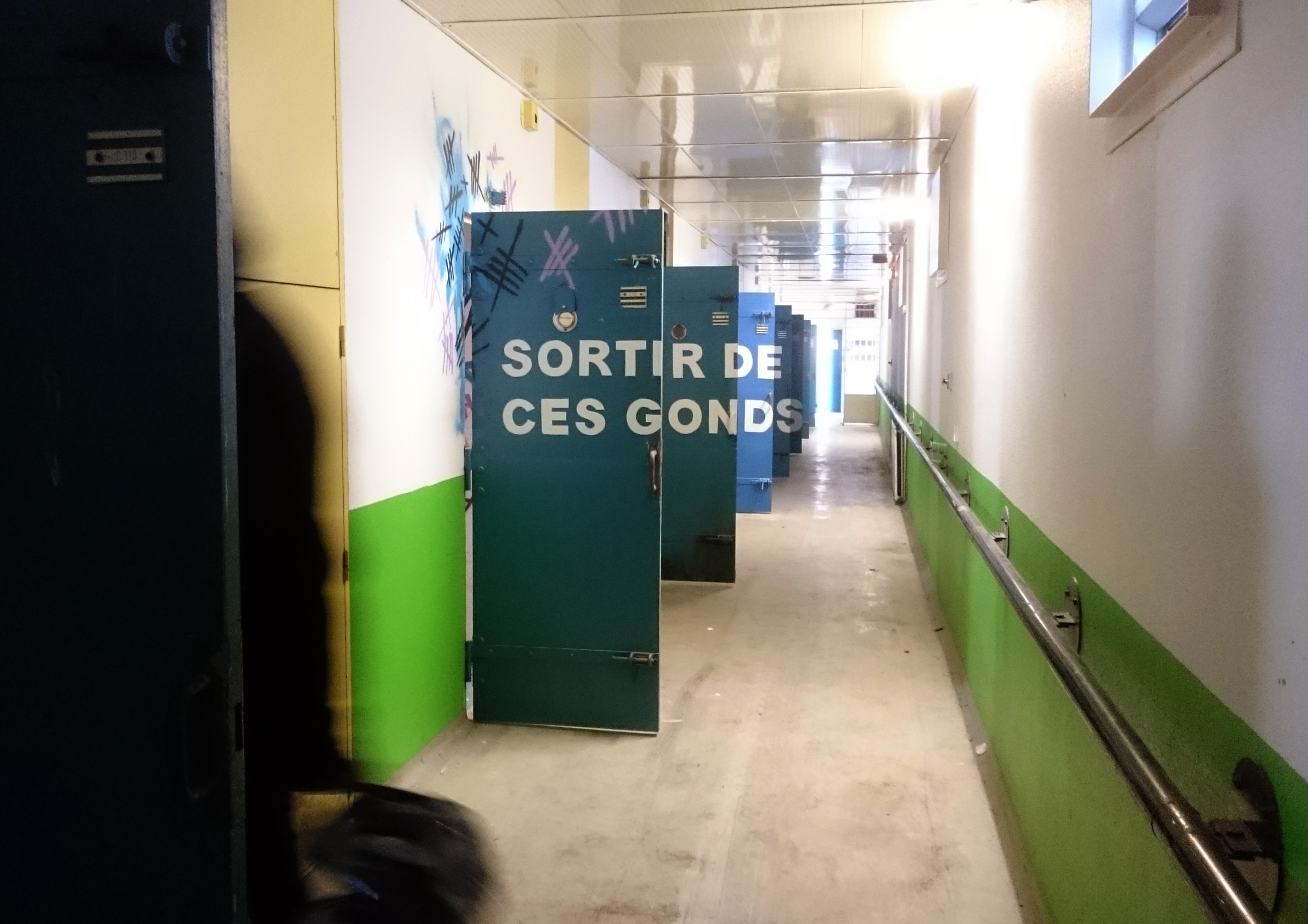 Sortir de ces gonds